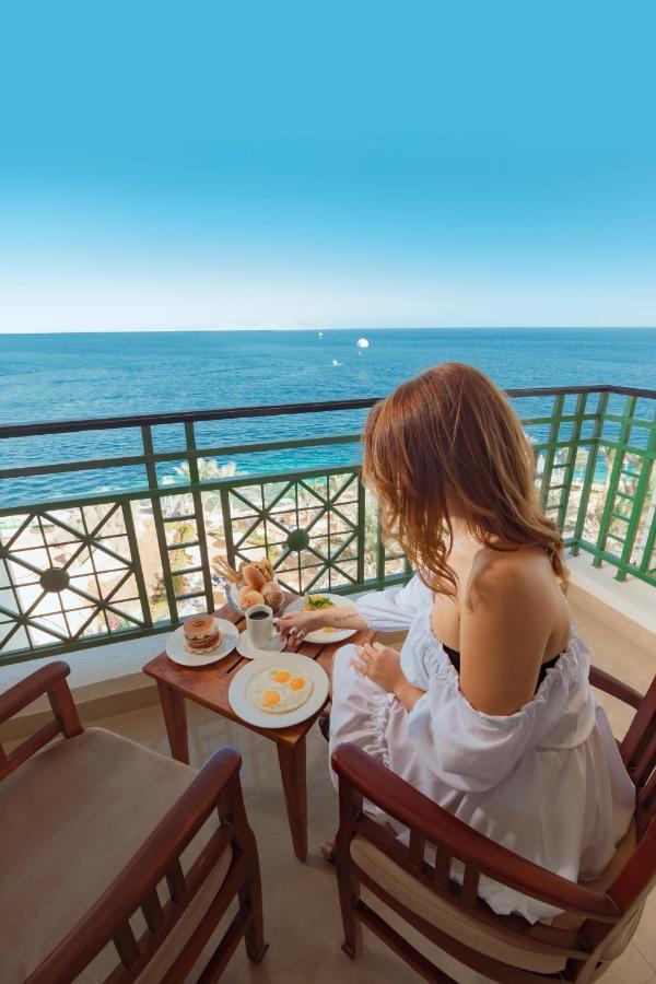 Stella Di Mare Beach Hotel & Spa Sharm El-Sheikh Exterior foto A woman on a balcony