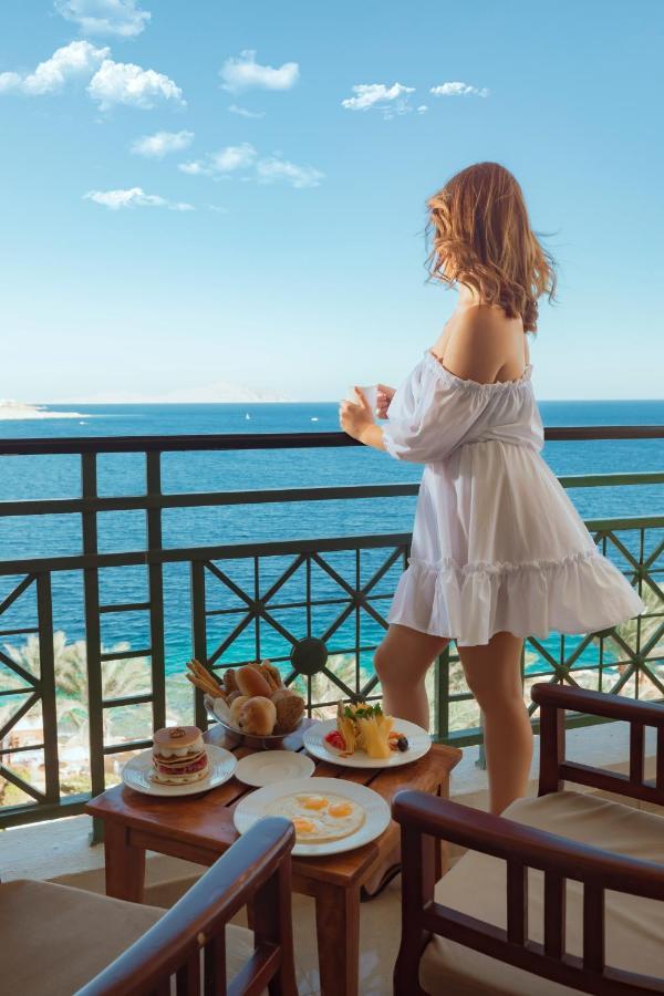 Stella Di Mare Beach Hotel & Spa Sharm El-Sheikh Exterior foto A woman wearing a sun dress