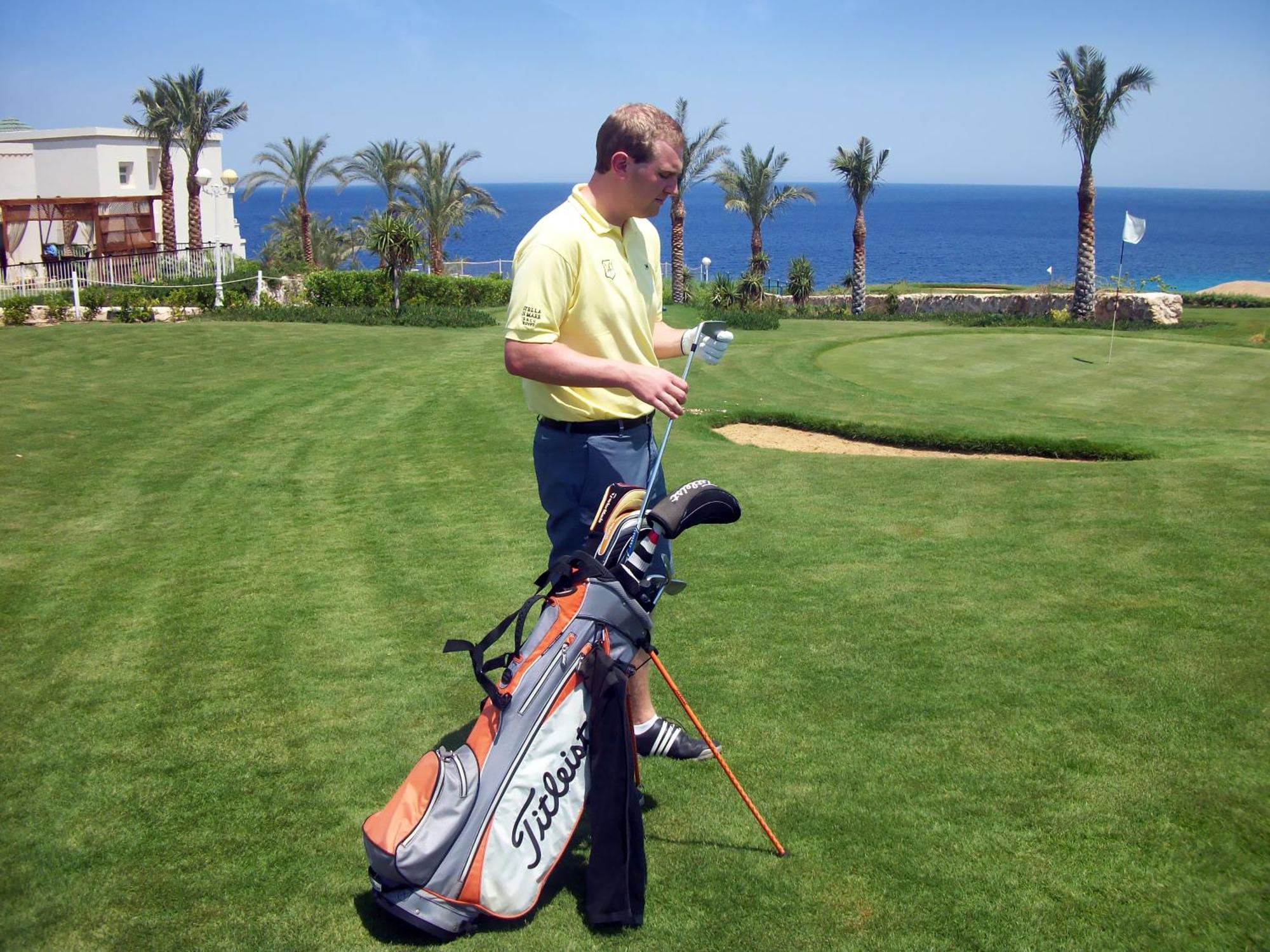 Stella Di Mare Beach Hotel & Spa Sharm El-Sheikh Exterior foto Golf player with a golf bag