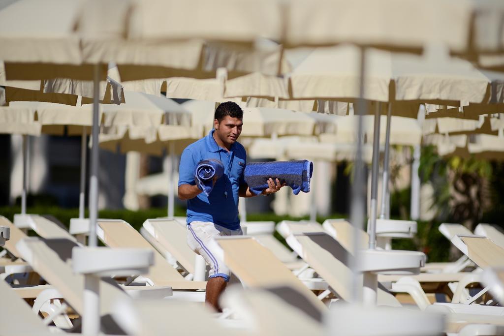 Stella Di Mare Beach Hotel & Spa Sharm El-Sheikh Exterior foto A hotel staff member at work