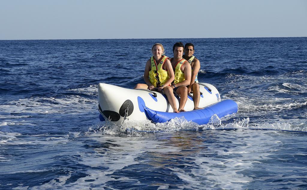Stella Di Mare Beach Hotel & Spa Sharm El-Sheikh Exterior foto A banana boat
