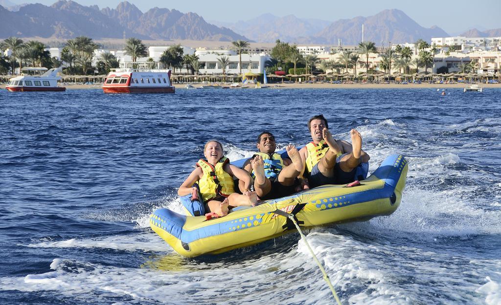 Stella Di Mare Beach Hotel & Spa Sharm El-Sheikh Exterior foto A group of people on a towable float